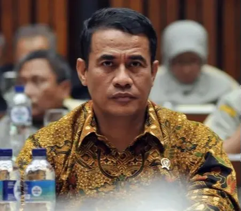 Amran menggantikan Mantan Menteri Pertanian sekaligus politikus Partai Nasdem Syahrul Yasin Limpo (SYL) yang telah ditetapkan menjadi tersangka oleh Komisi Pemberantasan Korupsi (KPK).