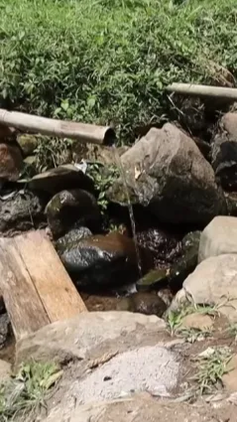 Demi Air Bersih dan Buang BAB, Warga Ini Jalan Kaki 450 Meter Ke Pancuran Air di Lereng Gunung