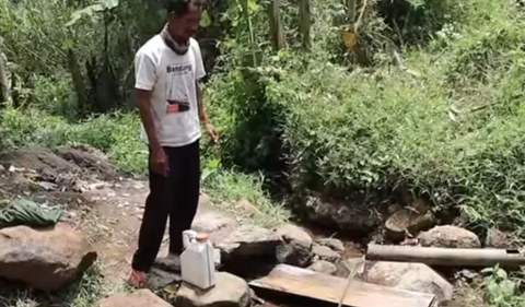 Pengunggah video menunjukkan momen perjalanannya menuju ke sumber air bersih warga Halimun.