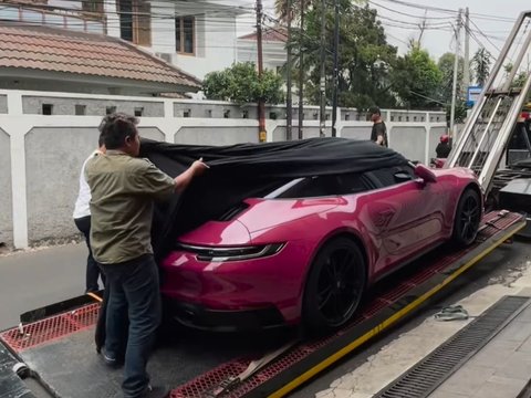 Mewah! 10 Penampakan Mobil Baru Andhika Pratama Hadiah dari Ussy Sulistiawaty, Harganya Bikin Melongo!