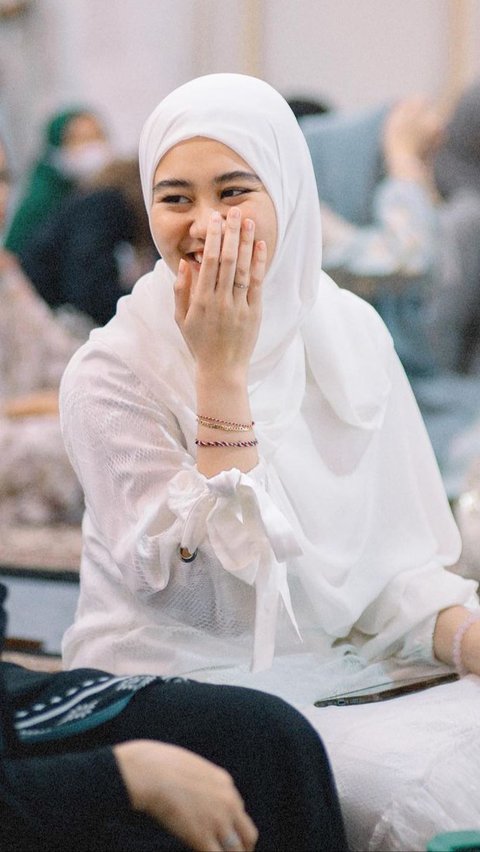 Pesona Aaliyah Masaid Kenakan Hijab di Kajian Anak Kedua Aurel Hermansyah
