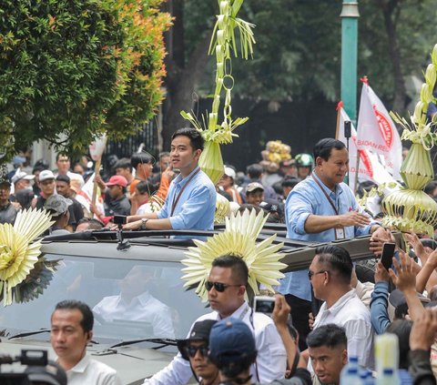 Pasangan bakal capres dan cawapres dari Koalisi Indonesia Maju, Prabowo Subianto dan Gibran Rakabuming Raka mendaftarkan diri ke Komisi Pemilihan Umum (KPU), hari ini Rabu (25/10/2023). Pantauan merdeka.com di lokasi, keduanya tiba sekira pukul 11.19 Wib.