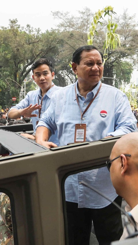 Prabowo-Gibran yang kompak memakai kemeja biru muda itu tampak diarak dengan mobil taktis Maung buatan PT Pindad dari Taman Suropati, Menteng.<br>