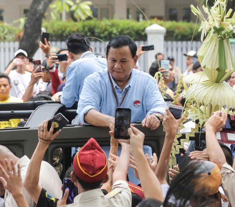 FOTO: Penampakan Prabowo-Gibran Diarak Naik Maung Saat Daftar Pilpres ke KPU