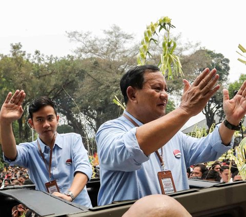 FOTO: Penampakan Prabowo-Gibran Diarak Naik Maung Saat Daftar Pilpres ke KPU