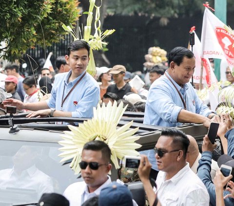 FOTO: Penampakan Prabowo-Gibran Diarak Naik Maung Saat Daftar Pilpres ke KPU