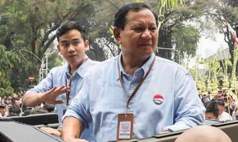 FOTO: Penampakan Prabowo-Gibran Diarak Naik Maung Saat Daftar Pilpres ke KPU