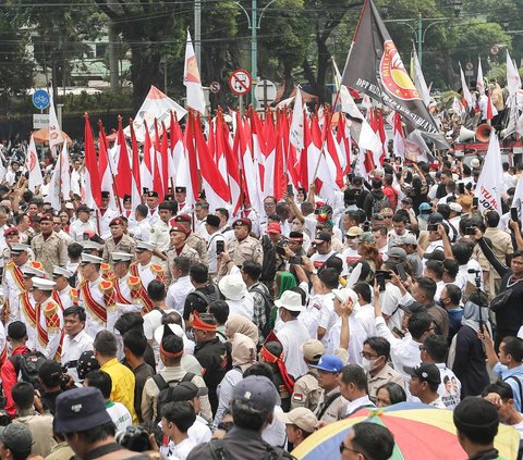 FOTO: Penampakan Prabowo-Gibran Diarak Naik Maung Saat Daftar Pilpres ke KPU