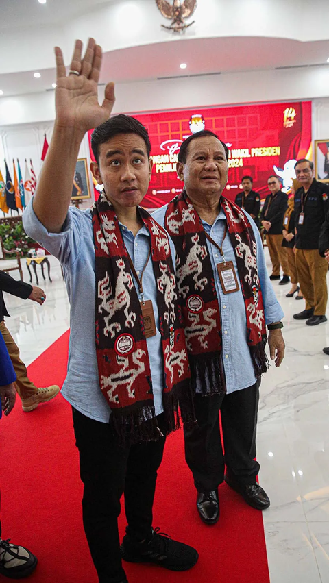 Tak Disangka Gibran Gandeng Tangan Prabowo saat Naik Tangga Daftar ke KPU