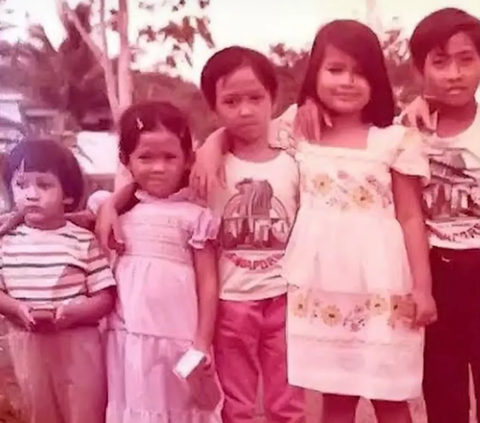 Puan semasa kecil ternyata seorang anak perempuan tomboy yang lihai dalam bermain layangan. Bahkan, dia jago memanjat genteng hingga masuk gorong-gorong.