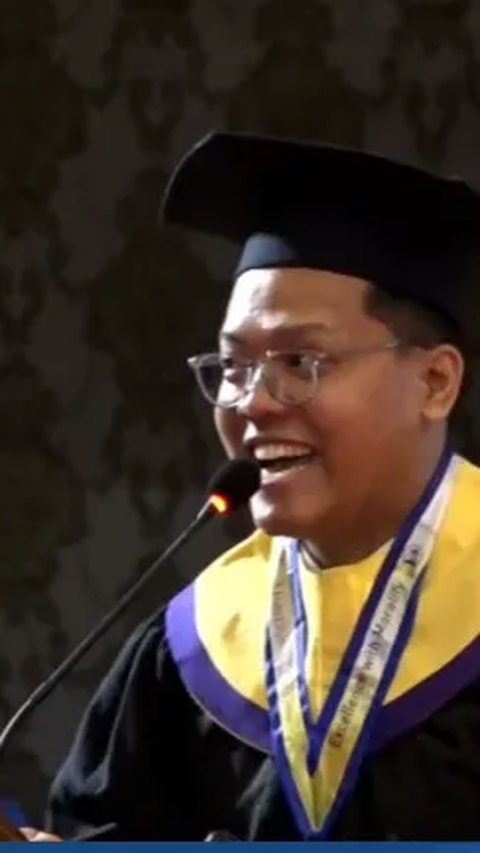 Mahasiswa ini jadi Sorotan Rektor Gara-Gara Pantun saat Wisuda, Tak Disangka Langsung Dapat 'Golden Ticket'