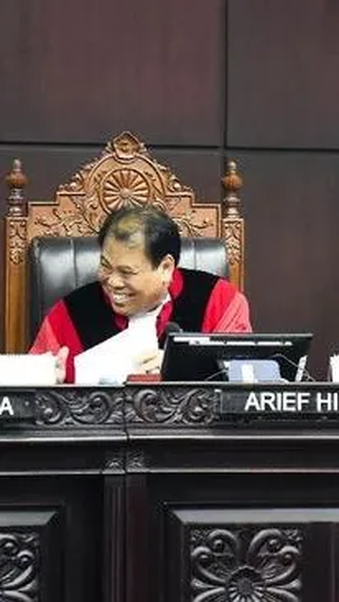 Berpakaian Serba Hitam, Arief Hidayat: Saya Berkabung di MK Baru Terjadi Prahara<br>