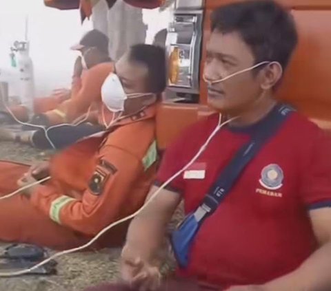 Heroik! Petugas Damkar Sampai Pakai Selang Oksigen Saat Berjuang dalam Kapungan Asap Bakar TPA di Tangerang