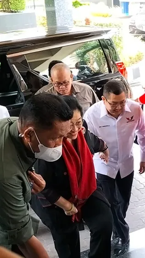 Megawati dan Timses Ganjar-Mahfud Rapat Usai Prabowo-Gibran Daftar Capres Cawapres ke KPU<br>