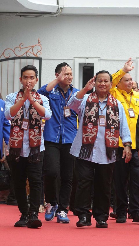 Prabowo dan Gibran langsung menyapa para pendukungnya setelah keluar dari Gedung KPU.