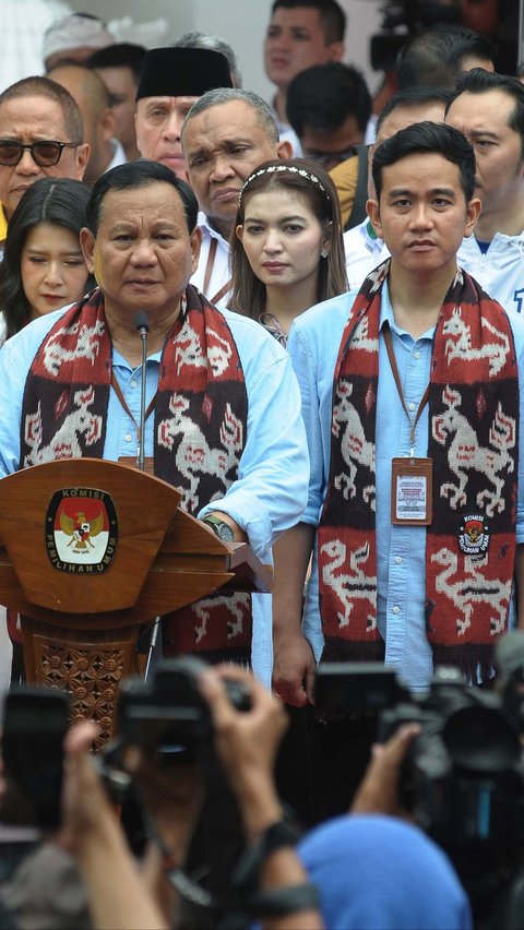 Sementara, Prabowo dalam sambutannya mengucapkan terima kasih kepada para tokoh-tokoh nasional yang turut mengantarkan dirinya melakukan pendaftaran.