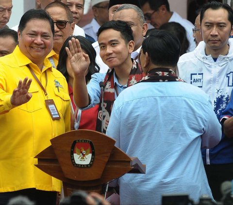 FOTO: Wajah Semringah Prabowo dan Gibran Resmi Jadi Capres-Cawapres Ketiga di Pilpres 2024