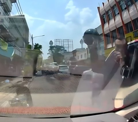 Viral Video of Motorcyclist's Bold Act Shattering Car's Front Glass When Honked During Heavy Traffic