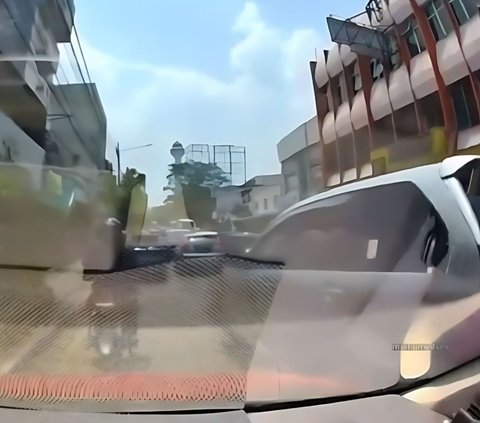Viral Video of Motorcyclist's Bold Act Shattering Car's Front Glass When Honked During Heavy Traffic