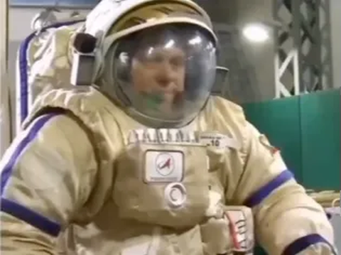 Tak Seperti yang Dibayangkan, Ternyata Begini Susahnya Memakai Baju Astronot