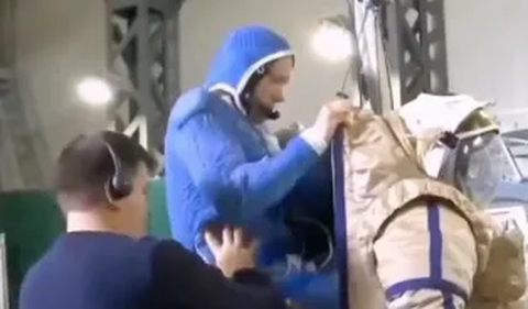 Berdasarkan video tersebut terlihat <i>spacesuit</i> yang ia kenakan ternyata berukuran sangat besar, bahkan melebihi besar dan tinggi sang astronot.