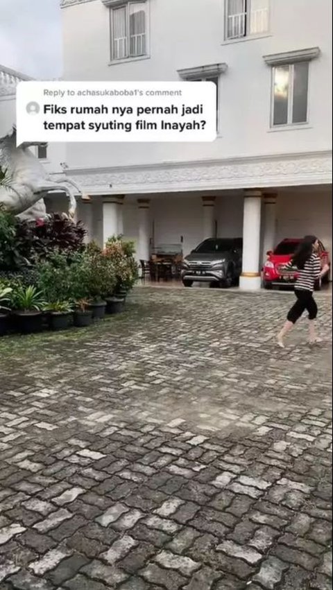 Rumah bekas syuting INAYAH ini memiliki garasi luas dengan dua mobil berjejer.