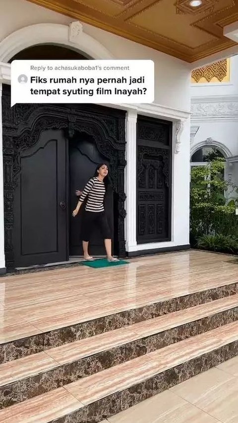 Pintu dan jendela rumah dihiasi ukiran hitam, mengingatkan pada adegan INAYAH.