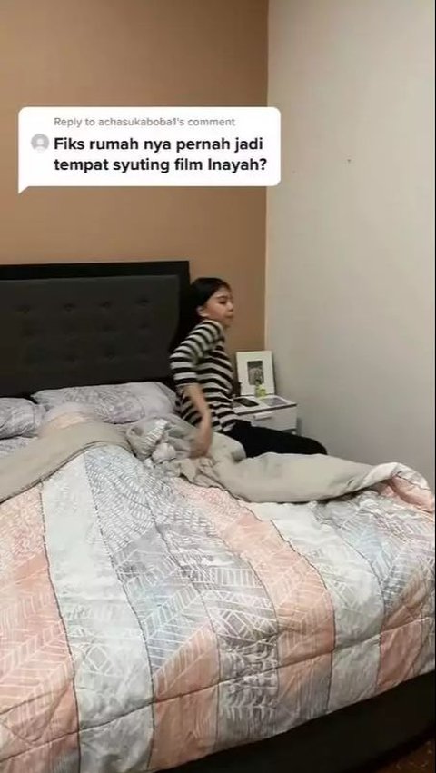 Kamar syuting tetap mewah dengan tema putih-cokelat, meskipun minim furnitur.