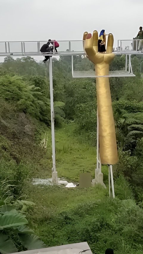 Testimony of Employees Before the Broken Glass Bridge in Banyumas: Taking Selfies, 2 People Fell and Others Got Stuck in the Frame.