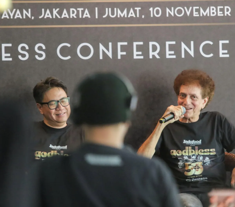 Grup band legendaris God Bless bersama Tohpati  saat memberikan keterangan kepada wartawan menjelang Konser Emas 50 Tahun with Tohpati Orchestra di Jakarta, Rabu (25/10/2023).