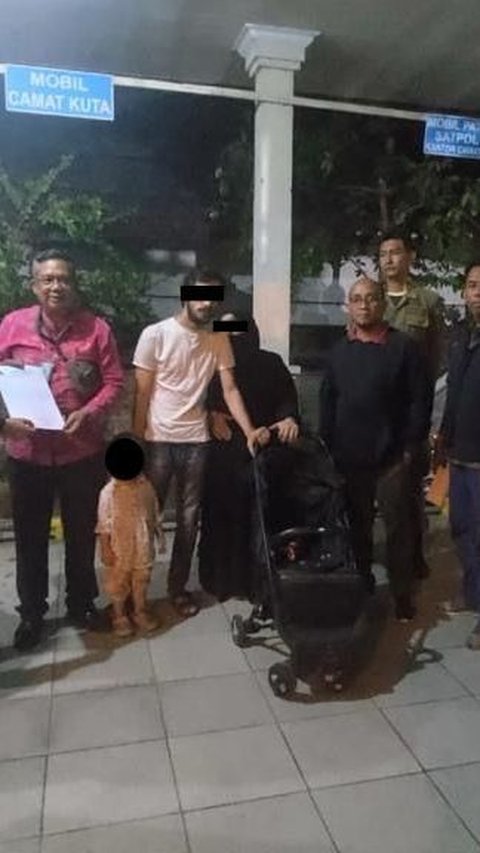 Kehabisan Duit, WNA Yordania Mengemis Bawa Balita di Bali