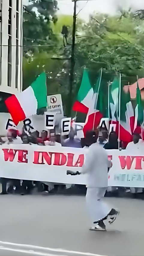 Viral Action of Indian Citizens Taking to the Streets in Support of Palestine But Accidentally Carrying the Flag of Italy