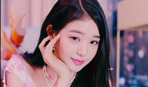 Di Indonesia, tren kecantikan ala Korea masih menjadi acuan utama. Terbukti dengan banyaknya masyarakat yang mengikuti tren makeup idol K-Pop, seperti Jang Wonyoung dari girlband IVE.<br>