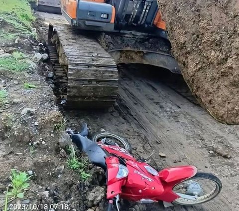 Penampakan Motor Suzuki Smash 'Geprek' Digiling Alat Berat, Netizen: Tinggal Disambelin