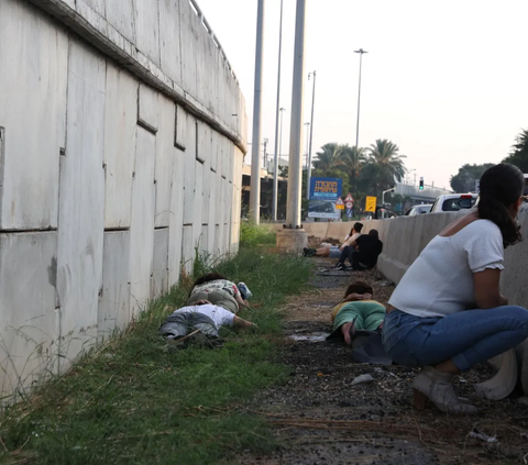 Serangan roket Hamas yang diluncurkan dari Jalur Gaza sampai saat ini masih berlangsung. Situasi tersebut membuat orang-orang di Tel Aviv yang sedang menjalankan aktivitasnya di jalan raya panik mencari perlindungan.<br>