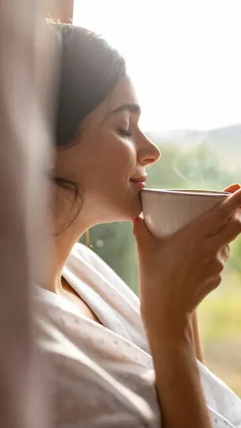 Meskipun Anda mungkin tidak bisa menikmati aroma atau rasa kopi sepenuhnya saat sedang sakit, tetapi kafein yang terkandung dalam kopi masih dapat memberikan dorongan energi yang Anda butuhkan.