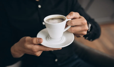 Namun, pertanyaannya adalah, apakah kafein ini akan membantu dalam proses pemulihan Anda, atau justru memperburuk gejala yang Anda alami?