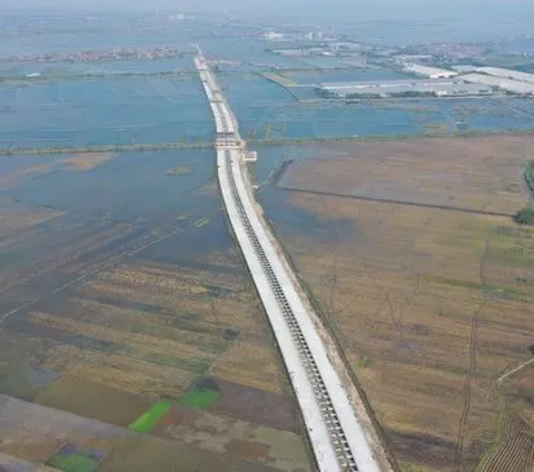 Selain itu juga terdapat proyek jalan tol, bandara dan pelabuhan misalnya, merupakan infrastruktur yang mampu meningkatkan konektivitas antardaerah dan menurunkan biaya logistik nasional.