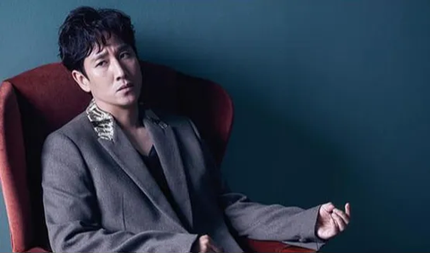 Lee Sun Kyun tidak hanya jago di dunia drama, tetapi juga sukses di film. Ia membintangi film thriller misteri 