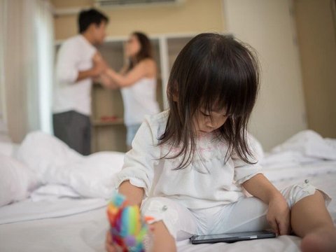 Istri Sah Labrak Pelakor Ketahuan Berduaan dengan Suaminya, Netizen Kasihan Sama Anak yang Menatap Bingung Keributan di Depannya