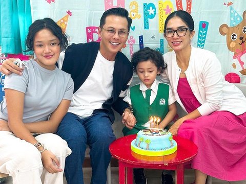 10 Potret Terbaru Saka Anak Kelima Ussy Sulistiawaty yang Kini Menginjak 3 Tahun, Makin Ganteng dan Gemesin!