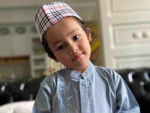 10 Potret Terbaru Saka Anak Kelima Ussy Sulistiawaty yang Kini Menginjak 3 Tahun, Makin Ganteng dan Gemesin!