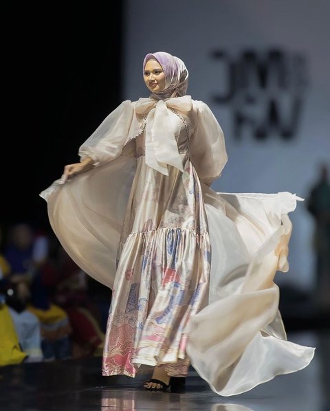 8 Potret Cantik Indah Permatasari Tampil Keren Pakai Hijab di Catwalk