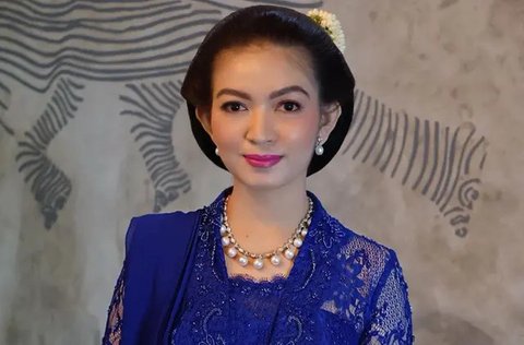 Ia juga memesona dengan kebaya biru.