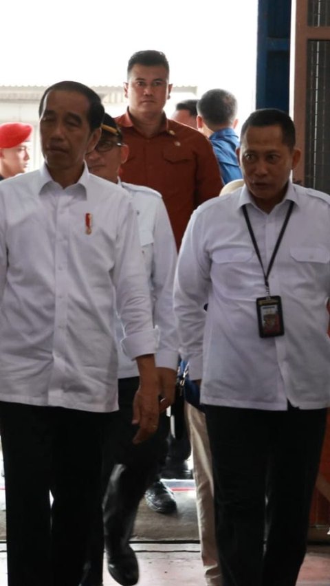 Presiden Jokowi dan Dirut Bulog Serahkan Bantuan Pangan Di Sumatera Barat