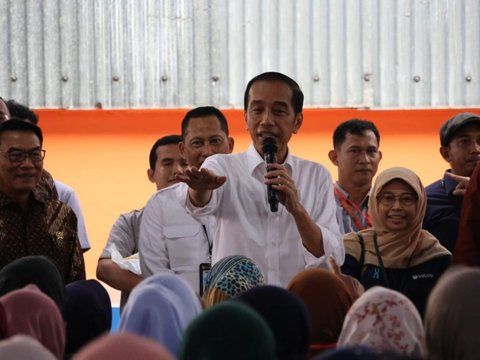 Presiden Jokowi dan Dirut Bulog Serahkan Bantuan Pangan Di Sumatera Barat