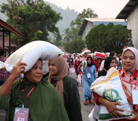 Presiden Jokowi dan Dirut Bulog Serahkan Bantuan Pangan Di Sumatera Barat