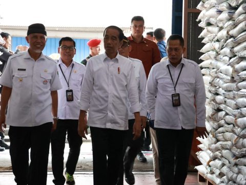 Presiden Jokowi dan Dirut Bulog Serahkan Bantuan Pangan Di Sumatera Barat