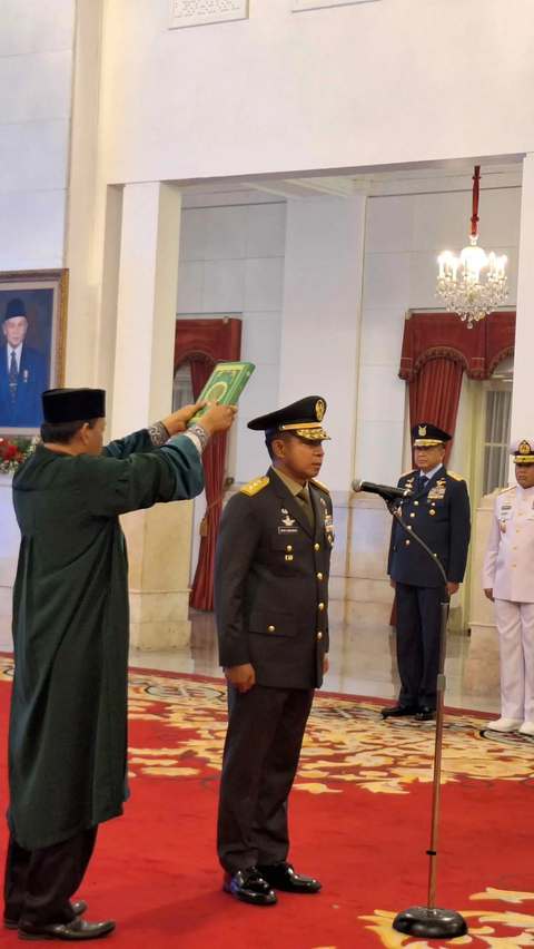 Jokowi kemudian membimbing Agus Subiyanto membacakan sumpah dan jabatan sebagai Kepala Staf Angkatan Darat.<br>
