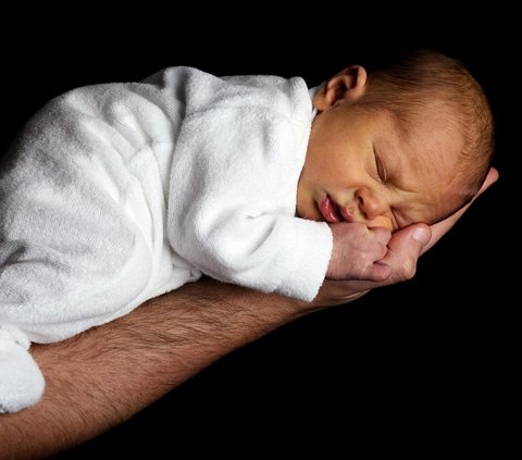 Kehadiran seorang bayi menjadi sebuah keberkahan sekaligus sukacita bagi semua orang tua. Tak terkecuali orang-orang terdekatnya yang juga ikut merasakan kebahagiaanya.